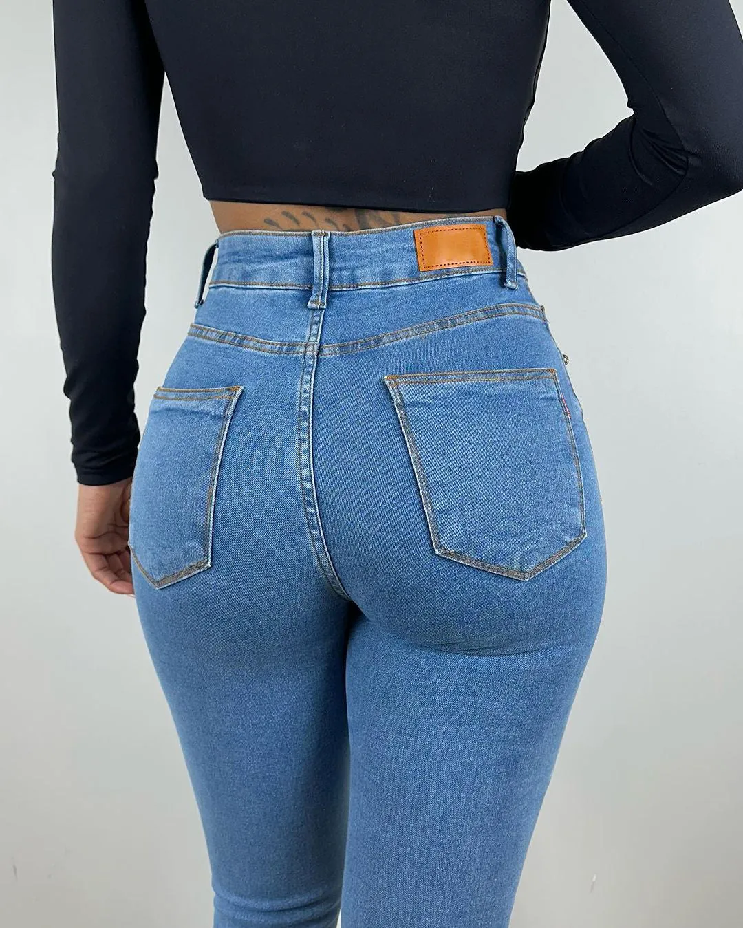 Hellblaue High-Waist Skinny-Jeans mit Booty-Lift-Effekt
