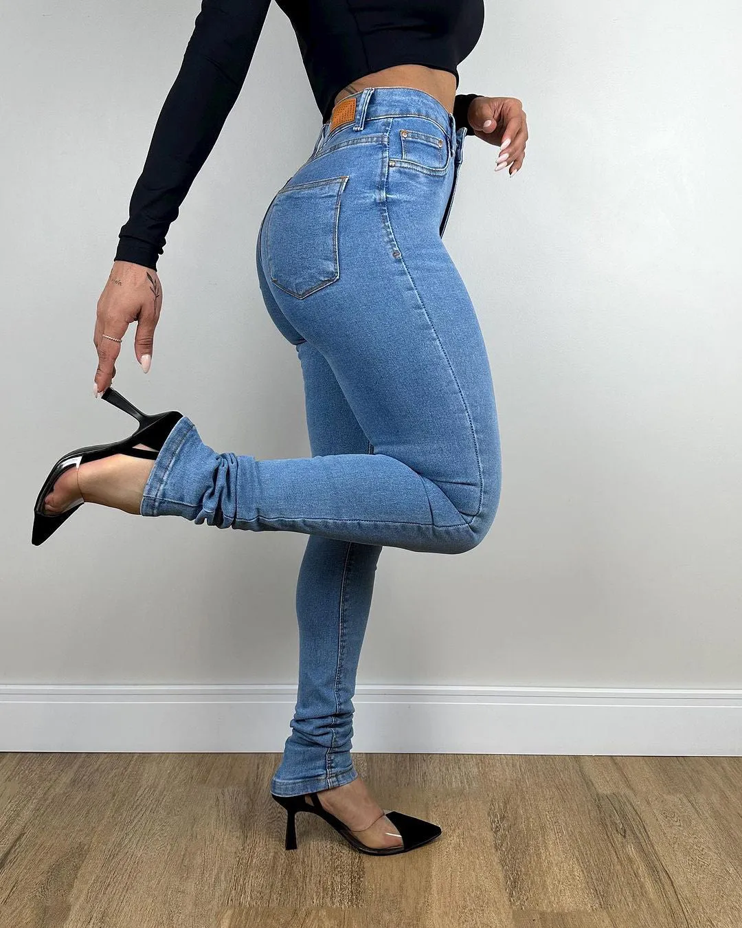 Hellblaue High-Waist Skinny-Jeans mit Booty-Lift-Effekt