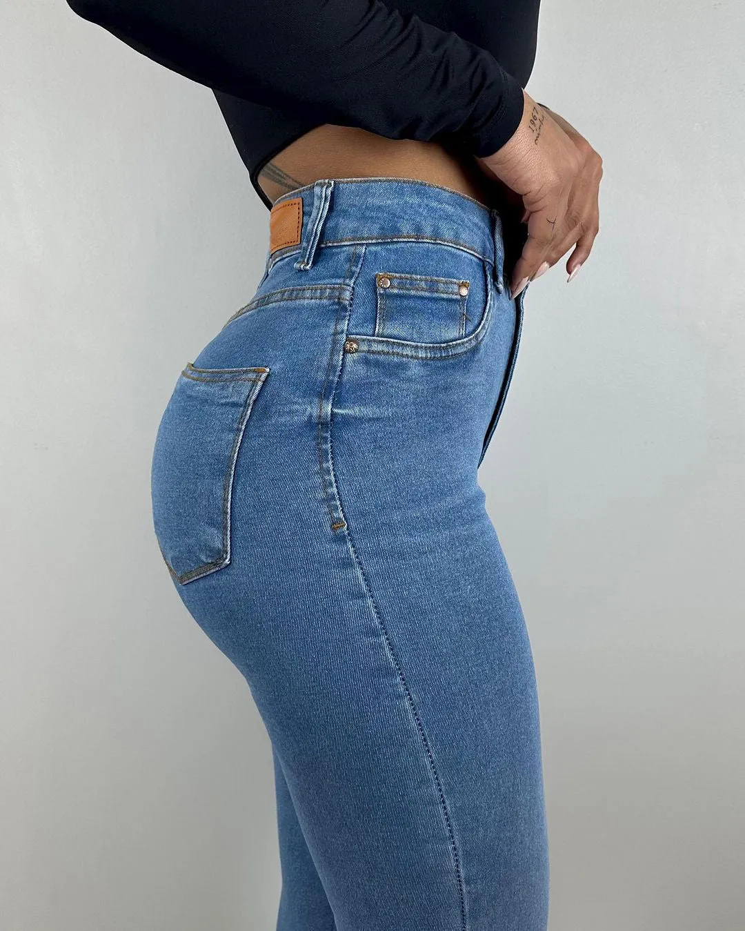 Hellblaue High-Waist Skinny-Jeans mit Booty-Lift-Effekt