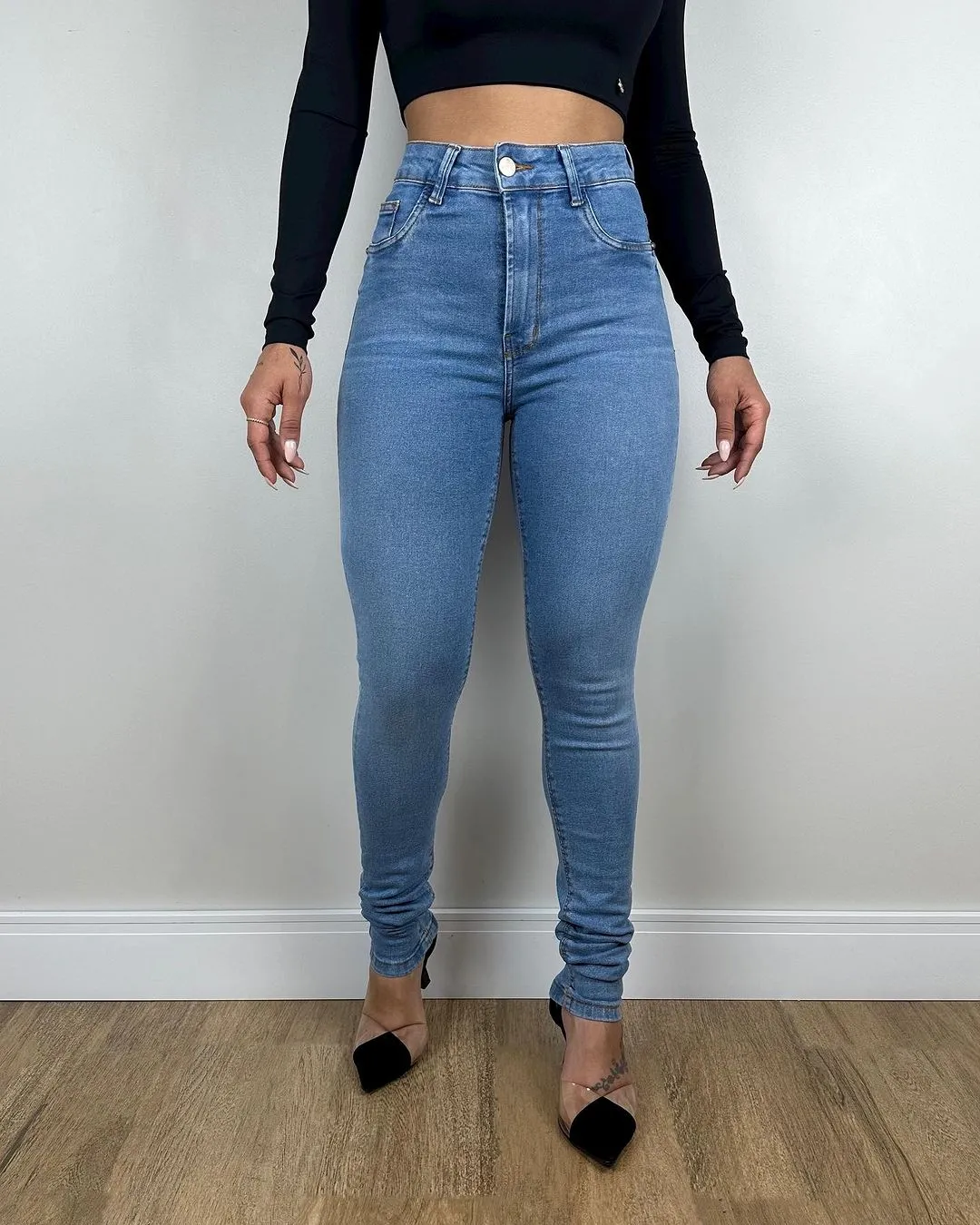 Hellblaue High-Waist Skinny-Jeans mit Booty-Lift-Effekt